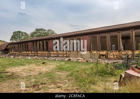 La vieille école est démolie. Les panneaux et les fenêtres ont été retirés. Banque D'Images