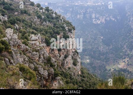 Vue depuis le sentier sur une roche au-dessus de la vallée de Kadisha également appelée la vallée Sainte près du village de Blouza dans le gouvernorat du Nord du Liban Banque D'Images