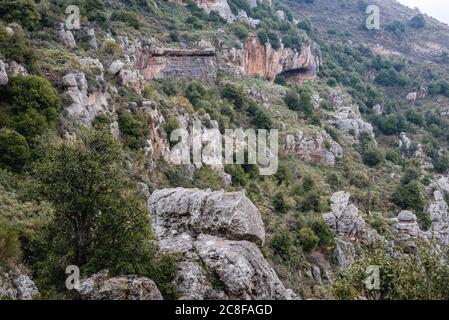 Vue depuis le sentier sur une roche au-dessus de la vallée de Kadisha également appelée la vallée Sainte près du village de Blouza dans le gouvernorat du Nord du Liban Banque D'Images