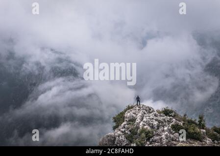 Touriste sur une roche dans le village de Blouza au-dessus de la vallée de Kadisha également appelé la vallée Sainte dans le gouvernorat du Nord du Liban Banque D'Images