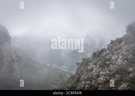 Vue sur la vallée de Kadha également appelée la vallée Sainte depuis le village de Blouza dans le Nord du gouvernorat, Liban Banque D'Images