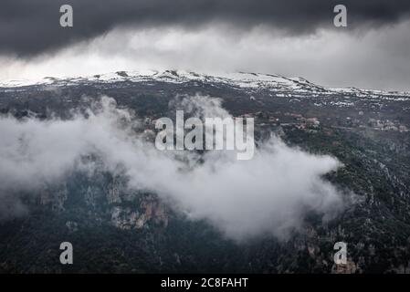 Vue aérienne du village de Blouza sur la vallée de Kadisha également appelée la vallée Sainte dans le Nord du gouvernorat, Liban Banque D'Images