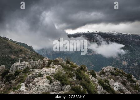 Vue aérienne du village de Blouza sur la vallée de Kadisha également appelée la vallée Sainte dans le Nord du gouvernorat, Liban Banque D'Images