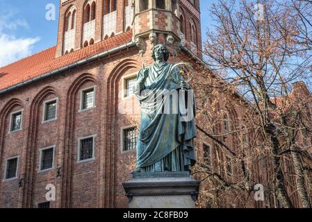 Nicolaus Copernicus monument en face de la vieille ville gothique Hôtel de ville, bâtiment principal laïque de la vieille ville de Torun, Kuyavian Poméranie Voivodeship, Pologne Banque D'Images