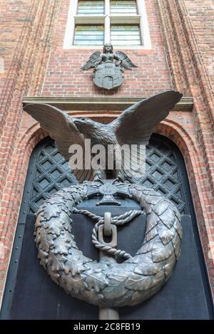 Aigle sur un monument du corps polonais de ballon sur une cour de la vieille ville gothique Hôtel de ville dans la ville de Torun, Kuyavian Poméranie Voivodeship de Pologne Banque D'Images