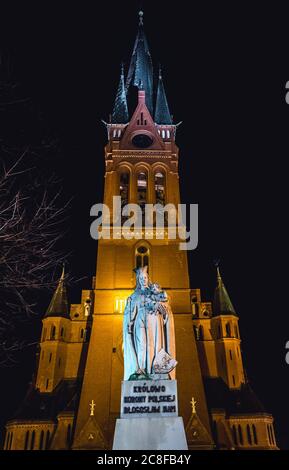 Statue de notre-Dame devant l'église de garnison Sainte-Catherine de Torun, voïvodie de Pologne de Poméranie Kuyavian Banque D'Images