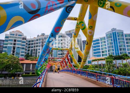Le pont Robertson coloré au-dessus de la rivière Singapour, Singapour Banque D'Images