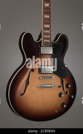 Guitare électrique classique en rafale image du corps tourné sur fond gris. Banque D'Images