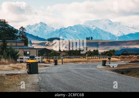 Bins dans une rue résidentielle d'Albert Town, un développement en plein essor près de Wanaka, Nouvelle-Zélande. Les Alpes du Sud sont visibles derrière Banque D'Images