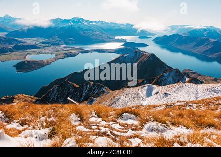 Une vue imprenable sur un lac Wanaka parfaitement immobile depuis le Roys Peak Track, en Nouvelle-Zélande Banque D'Images