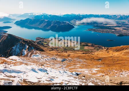 Une vue imprenable sur un lac Wanaka parfaitement immobile depuis le Roys Peak Track, en Nouvelle-Zélande Banque D'Images