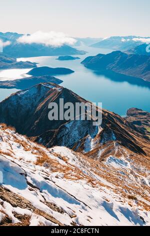 Une vue imprenable sur un lac Wanaka parfaitement immobile depuis le Roys Peak Track, en Nouvelle-Zélande Banque D'Images