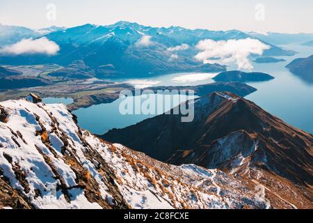 Des lignes de crêtes enneigées sur le Roys Peak Track pendant l'hiver à Wanaka, en Nouvelle-Zélande Banque D'Images