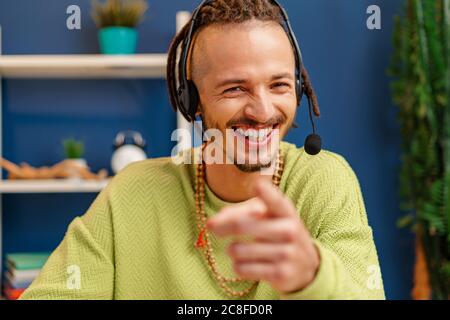 Portrait d'un jeune homme avec casque, employé du service à la clientèle Banque D'Images