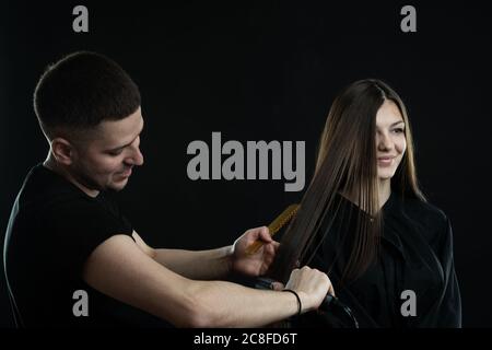 Services de coiffure. Processus de coiffage dans un salon de beauté Banque D'Images