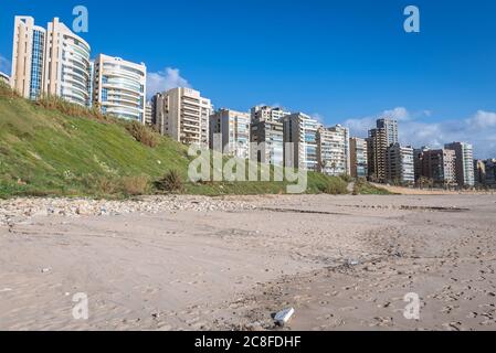 Bâtiments de la rue General de Gaulle vus de la plage publique de Ramlet al Baida situé le long de la promenade de la Corniche Beyrouth à Beyrouth, Liban Banque D'Images