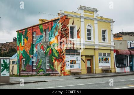 Une murale colorée sur le côté de l'ancien bâtiment Magnet Tearooms à Roxburgh, en Nouvelle-Zélande Banque D'Images