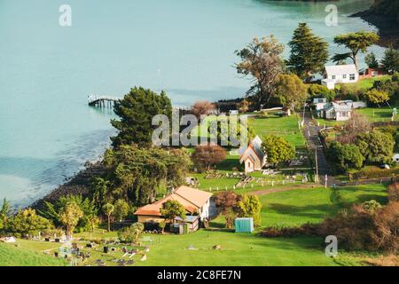 Une petite église et un cimetière dans la baie de Rapaki, péninsule de Banks, Nouvelle-Zélande Banque D'Images