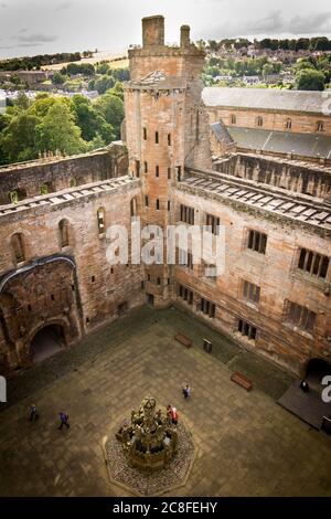 Vue aérienne du magnifique palais de Linlithgow capturé lors d'une journée ensoleillée à Linlithgow, Royaume-Uni Banque D'Images