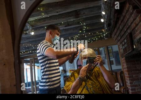 Boutiques Salon De Coiffure Des Bars Et Restaurants A Hisaronu Oludeniz Fethiye Turquie Avec Neon Et Led De Signalisation De Nuit Photo Stock Alamy