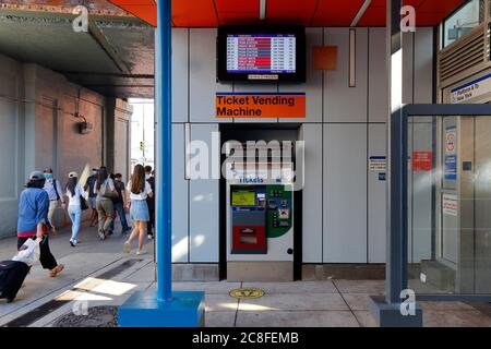 Un distributeur de billets de long Island Railroad et un moniteur de départ à la gare de Flushing sur la ligne Port Washington, New York. Banque D'Images