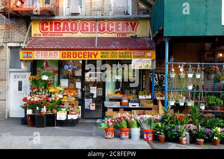 Cibao Grocery, 99-01 Northern Boulevard, Queens, NY. Façade extérieure d'une bodega, magasin d'alimentation dans le quartier de Corona. Banque D'Images