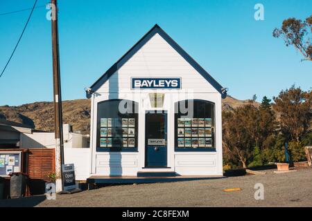 Un petit bureau immobilier Bayleys à Diamond Harbour, Nouvelle-Zélande Banque D'Images