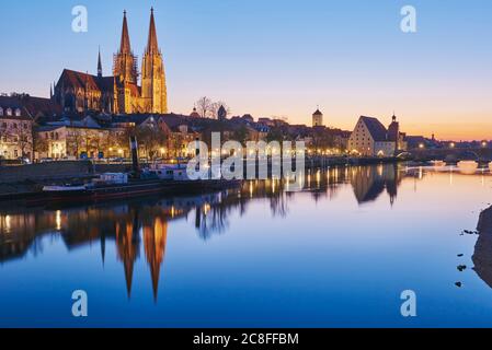 Vieille ville avec pont de pierre et église Saint-Pierre (cathédrale de Regensburg) au Danube en lumière du soir, Allemagne, Bavière, Oberpfalz, Ratisbon Banque D'Images