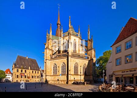 Eglise St Marien et hôtel de ville dans la vieille ville, Allemagne, Basse-Saxe, Osnabrueck Banque D'Images