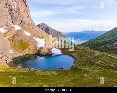 Petit lac alpin au sommet du sentier Falls Creek, Anchorage Alaska Banque D'Images