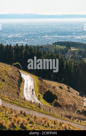 La route Summit Road qui s'enroule le long des collines de Port Hills à Christchurch, Nouvelle-Zélande Banque D'Images