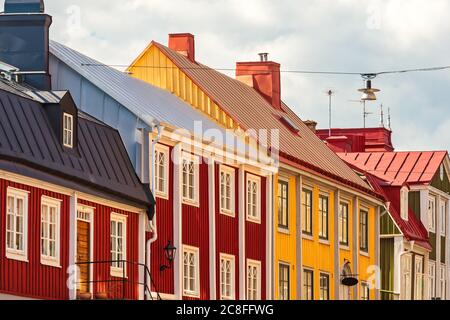 Rangée de maisons en bois anciennes et colorées dans la ville de Karlskrona, en Suède Banque D'Images