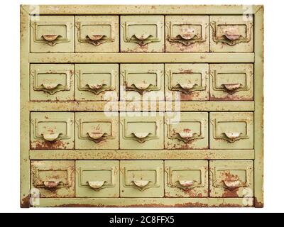 Armoire en croûte d'époque avec tiroirs de rangement en métal isolés sur fond blanc Banque D'Images