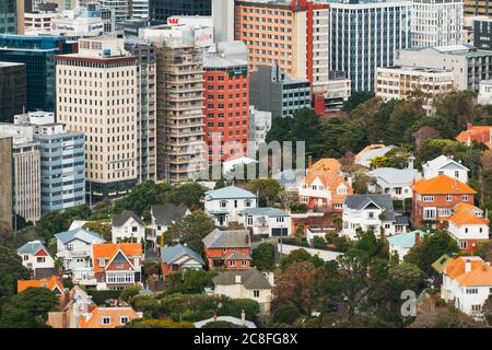 Maisons en bois et en briques contre les blocs de bureaux rectangulaires en béton à Wellington, en Nouvelle-Zélande Banque D'Images