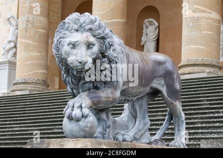 Statue de lion située à l'entrée de Stowe House. Banque D'Images