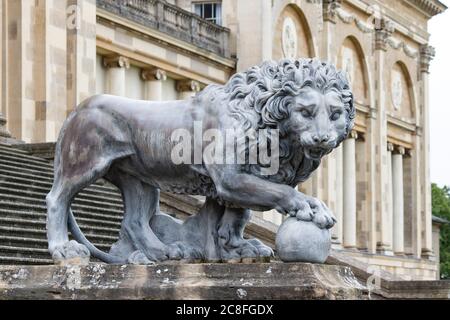 Statue de lion située à l'entrée de Stowe House. Banque D'Images