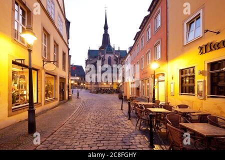 Eglise Saint-Marien dans la vieille ville dans la soirée, Allemagne, Basse-Saxe, Osnabrueck Banque D'Images