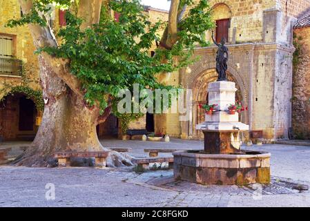 Saint Guilhem le désert, la place principale du village, patrimoine mondial de l'UNESCO, France, Hérault Banque D'Images