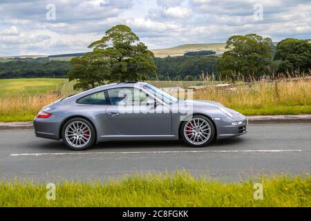 2005 Porsche 911 Carrera 2 S gris ; véhicules mobiles pour la circulation routière, voitures conduisant des véhicules sur les routes britanniques, moteurs, motorisation sur le réseau d'autoroute M6. Banque D'Images