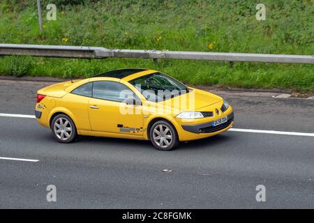 2008 jaune Renault Megane dynamique DCI 106; véhicules routiers pour véhicules, capote souple, roadster à toit ouvert, cabriolet, capotes, capotes, Voitures roulant, véhicule sur les routes britanniques, moteurs, conduite sur le réseau autoroutier M6. Banque D'Images