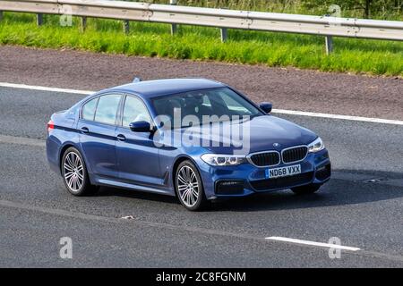 2018 bleu BMW 530E M Sport auto hybride essence-électrique enfichable ; véhicules mobiles de circulation automobile, voitures conduisant véhicule sur les routes britanniques, moteurs, motorisation sur le réseau d'autoroute M6. Banque D'Images