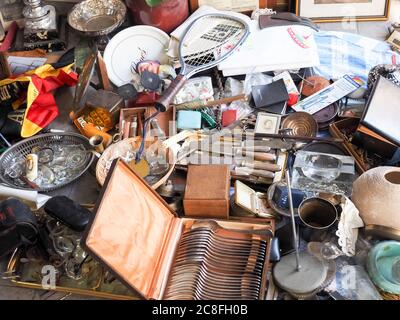 Tel Aviv, Israël - 4 février 2017 : des choses anciennes à vendre sur un marché aux puces de la vieille ville de Jaffa, tel Aviv, Israël Banque D'Images