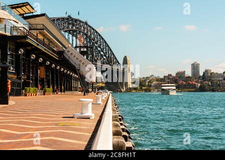 Sydney, Australie - 12 janvier 2009 : des navires à passagers naviguent au-delà de la promenade de Sydney, en Australie Banque D'Images