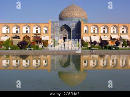 ISFAHAN, IRAN - 27 octobre 2007 : la mosquée Masjid-i Shaykh Lotfallah, à côté du lac ornemental, dans les jardins maydan de la place Naqsh-e Jahan, en centre Banque D'Images