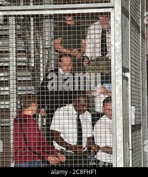 Photo non publiée antérieurement datée du 19/09/19 d'Albert Bowers (arrière gauche), Henry long (centre droit, tête couverte) et Jessie Cole (avant gauche) quittant Reading Magistrate court à la suite d'une comparution à la suite du décès du PC Andrew Harper. Le conducteur Henry long, 19 ans, a aujourd'hui été déclaré non coupable de meurtre à Old Bailey, mais avait déjà plaidé coupable d'homicide involontaire coupable. Ses passagers Jessie Cole et Albert Bowers, 18 ans, ont été autorisés à commettre un meurtre, mais reconnus coupables d'homicide involontaire coupable du décès du PC Andrew Harper dans la nuit du 15 août 2019. Banque D'Images