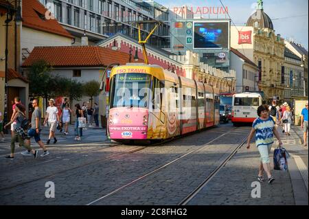 PRAGUE - 20 JUILLET 2019 : un tramway électrique relie les vieux bâtiments aux touristes dans les rues pavées de la vieille ville de Prague Banque D'Images