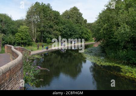 Les gens qui marchent le long de la piste de remorquage. Canal de Stourbridge. West Midlands. ROYAUME-UNI Banque D'Images