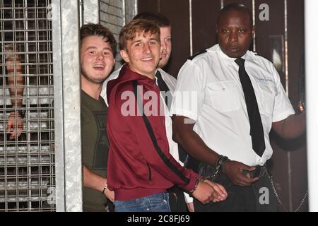 Photo non publiée antérieurement datée du 19/09/19 d'Albert Bowers (à gauche) et de Jessie Cole (au centre) quittant Reading Magistrate court à la suite d'une comparution à l'occasion du décès du PC Andrew Harper. Le conducteur Henry long, 19 ans, n'a pas été reconnu coupable de meurtre à Old Bailey, mais avait déjà plaidé coupable d'homicide involontaire coupable. Ses passagers Jessie Cole et Albert Bowers, 18 ans, ont été autorisés à commettre un meurtre, mais reconnus coupables d'homicide involontaire coupable de la mort du PC Andrew Harper, qui avait tenté d'appréhender des voleurs de quad lorsqu'il a été tué dans la nuit du 15 août 2019. Banque D'Images