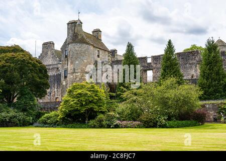 Cross House et l'arrière de East Range vu depuis le jardin formel du Falkland Palace dans le village de Falkland à Fife, en Écosse, au Royaume-Uni Banque D'Images