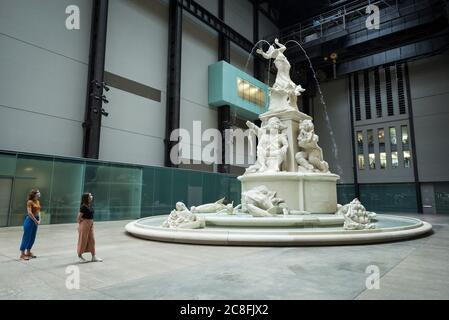 Londres, Royaume-Uni. 24 juillet 2020. Le personnel de Tate portant des masques faciaux pose à côté de 'Fons americanus', 2019, par Kara Walker. Aperçu de la presse avant la réouverture de Tate Modern le 27 juillet après l'assouplissement des restrictions de confinement en cas de pandémie du coronavirus par le gouvernement britannique. Les visiteurs devront réserver des billets à temps en ligne et suivre les itinéraires à sens unique autour de la galerie, tout en observant les règles de distance sociale. Credit: Stephen Chung / Alay Live News Banque D'Images